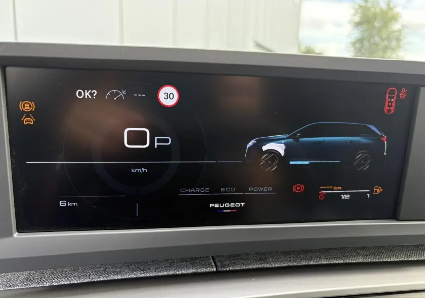 Tableau de bord numérique du Peugeot 5008 Hybrid blanc, affichant la silhouette latérale droite du véhicule.
