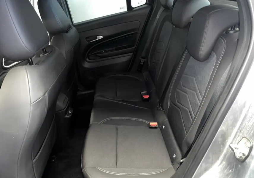 Vue intérieure côté droit sur la banquette arrière mixte tissu et TEP noir du Jeep Avenger 2024 gris.