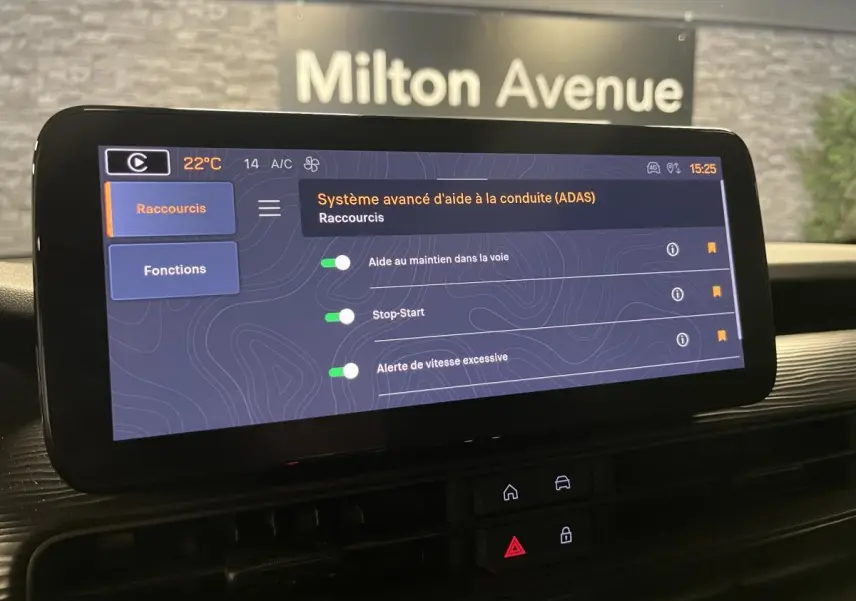 Écran tactile central du Jeep Avenger 2024 affichant les options d'aide à la conduite dans un intérieur moderne.