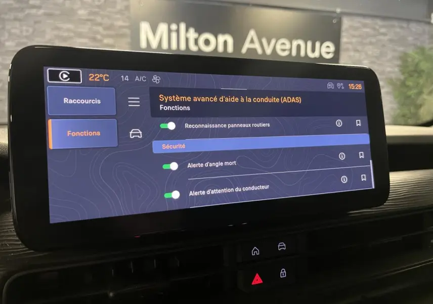 Écran tactile du système Uconnect affichant les aides à la conduite dans l'habitacle d'une Jeep Avenger 2024.