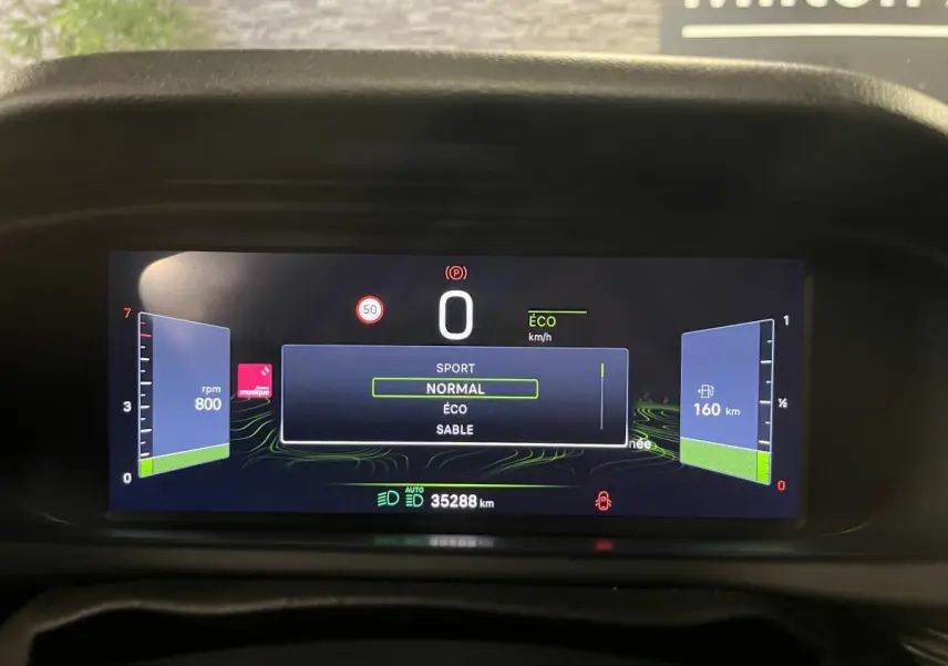 Combiné numérique 10,25 pouces du Jeep Avenger 2024 affichant modes de conduite et compteurs rpm et carburant.