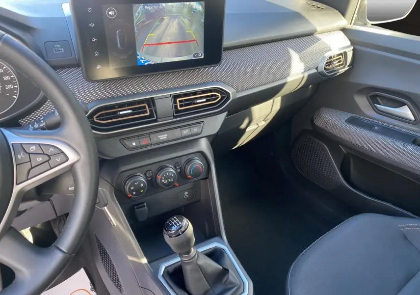 Intérieur avant droit de la Dacia Sandero Stepway 2025 avec écran Media Nav affichant la caméra de recul.