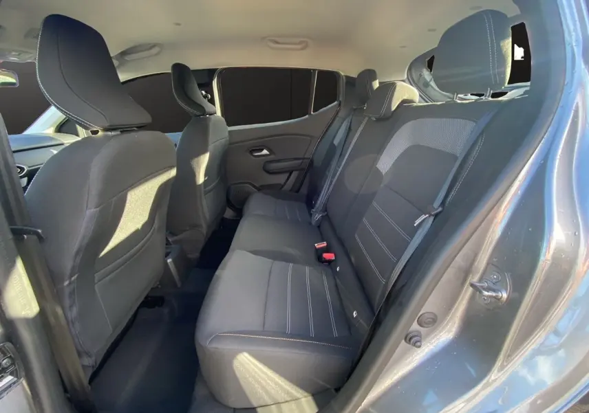 Vue intérieure côté droit sur les sièges arrière noirs du Dacia Sandero Stepway 2025 gris schiste.