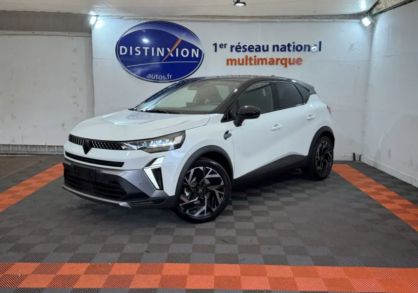 Renault Captur Esprit Alpine E-Tech blanc vu en 3/4 avant droit avec toit noir et jantes noires distinctives.