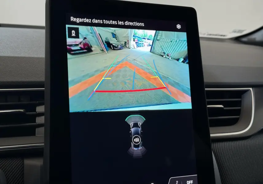 Écran tactile central montrant la caméra de recul avec guidage coloré dans un Renault Captur blanc esprit Alpine E-Tech 2025