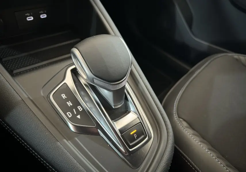 Le levier de vitesse automatique noir du Renault Captur esprit Alpine E-Tech, vue rapprochée de la console centrale.