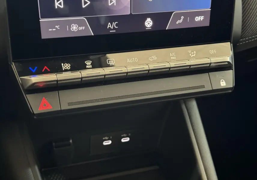Gros plan sur la console centrale tactile et les commandes climatisation du Renault Captur blanc esprit Alpine E-Tech 2025.