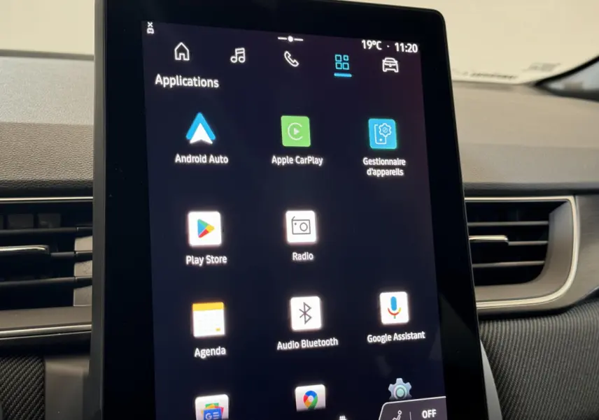 Écran tactile central 10,4 pouces du tableau de bord du Renault Captur blanc esprit Alpine E-Tech 2025, affichant les applications connectées.