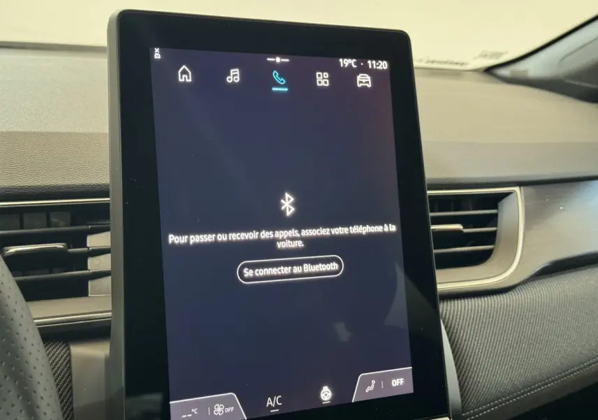 Écran tactile central allumé dans l’habitacle du Renault Captur blanc esprit Alpine E-Tech, vue de face rapprochée.