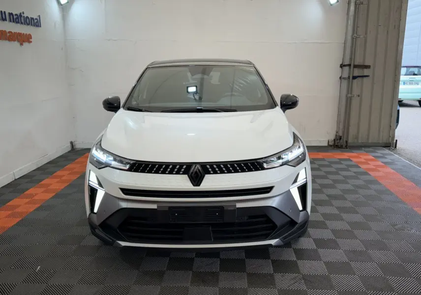 Renault Captur esprit Alpine E-Tech blanc vu de face avec phares LED et calandre noire distinctive.