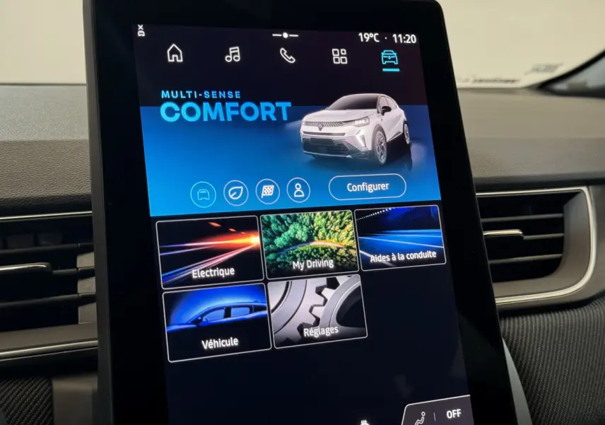 Écran tactile central affichant les modes de conduite du Renault Captur blanc esprit Alpine E-Tech 2025 en intérieur.