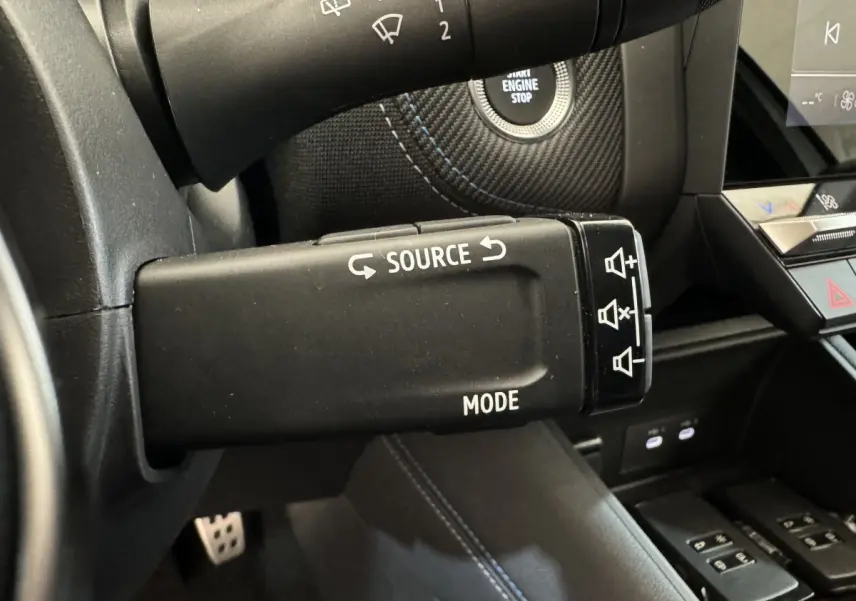 Gros plan sur la commande multifonction noire côté gauche du volant du Renault Captur blanc esprit Alpine E-Tech 2025.