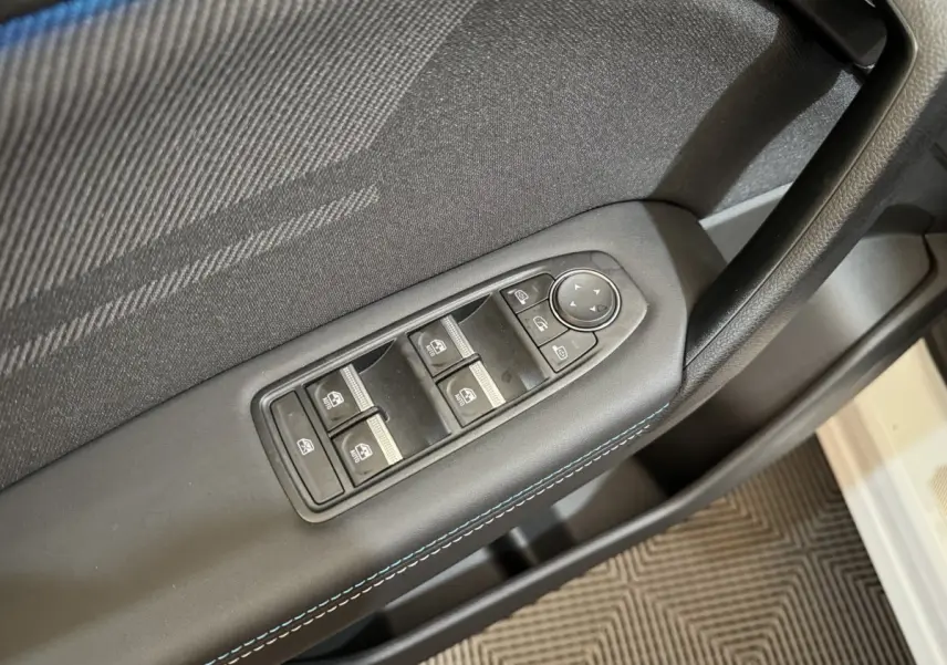 Gros plan sur la commande des vitres et rétroviseurs côté gauche d'une Renault Captur blanc esprit Alpine E-Tech.