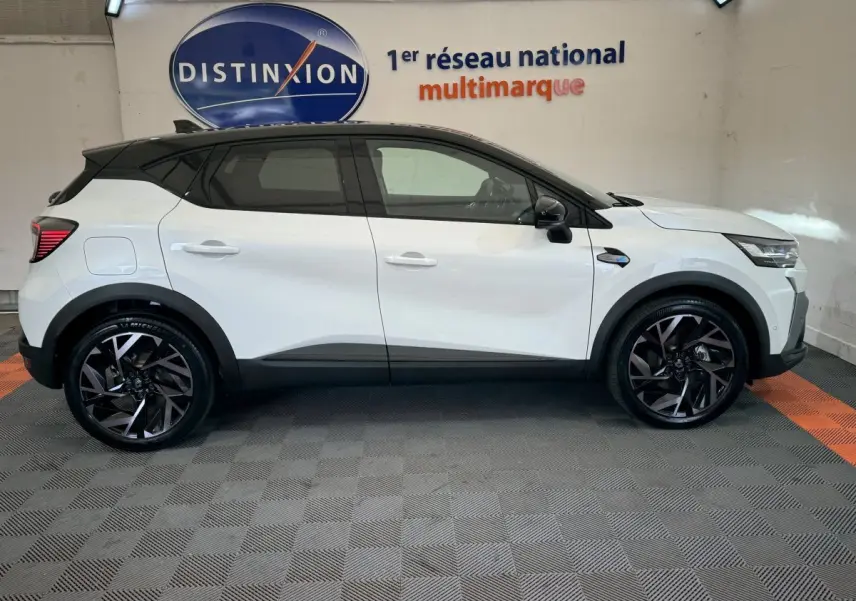 Profil droit d'un Renault Captur blanc esprit Alpine E-Tech 145 hybride avec toit noir et jantes noires stylisées.