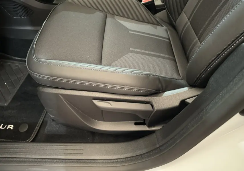 Gros plan sur le siège avant droit noir du Renault Captur Esprit Alpine E-Tech blanc, avec coutures apparentes et moquette noire.