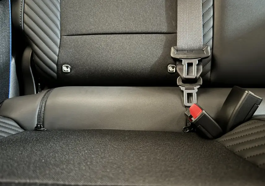 Gros plan sur la banquette arrière noire du Renault Captur esprit Alpine E-Tech, montrant les ceintures et fixations Isofix.