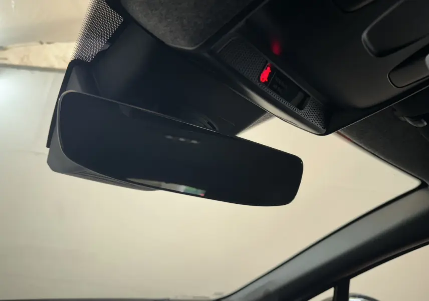 Rétroviseur intérieur noir avec affichage digital et témoin de ceinture dans un Renault Captur blanc esprit Alpine E-Tech.