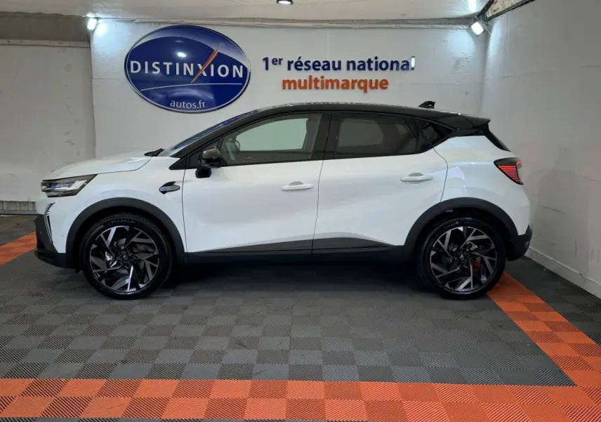 Profil gauche du Renault Captur blanc esprit Alpine E-Tech 145 hybride, avec jantes noires et toit noir contrastant.