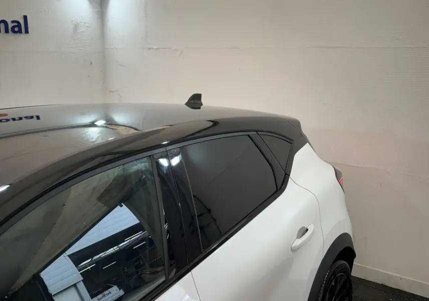 Vue arrière côté droit du Renault Captur blanc esprit Alpine E-Tech avec toit noir et vitres teintées.