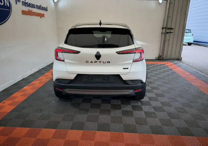 Vue arrière d'un Renault Captur blanc esprit Alpine E-Tech 2025 avec feux LED et logo central visible.