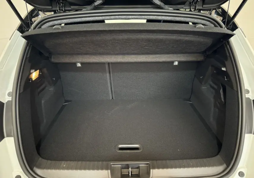 Coffre ouvert du Renault Captur blanc esprit Alpine E-Tech 2025, vue arrière montrant l'espace de chargement vide.