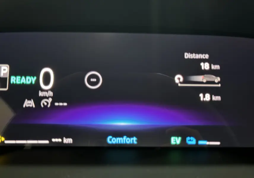 Affichage numérique du combiné d'instruments du Renault Captur blanc, mode confort et autonomie électrique visible.