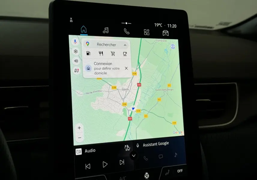 Écran tactile central affichant la navigation Google Maps dans l'habitacle du Renault Captur blanc esprit Alpine E-Tech 2025.
