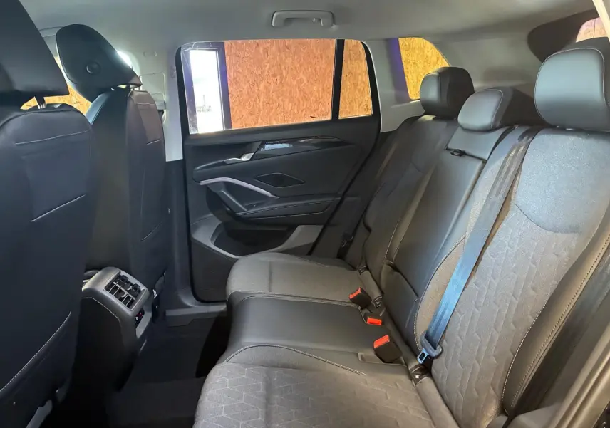 Vue intérieure côté droit des sièges arrière en tissu et cuir noir du Volkswagen Tiguan 1.5 TSI 130 DSG LIFE 30 YEARS 2026.