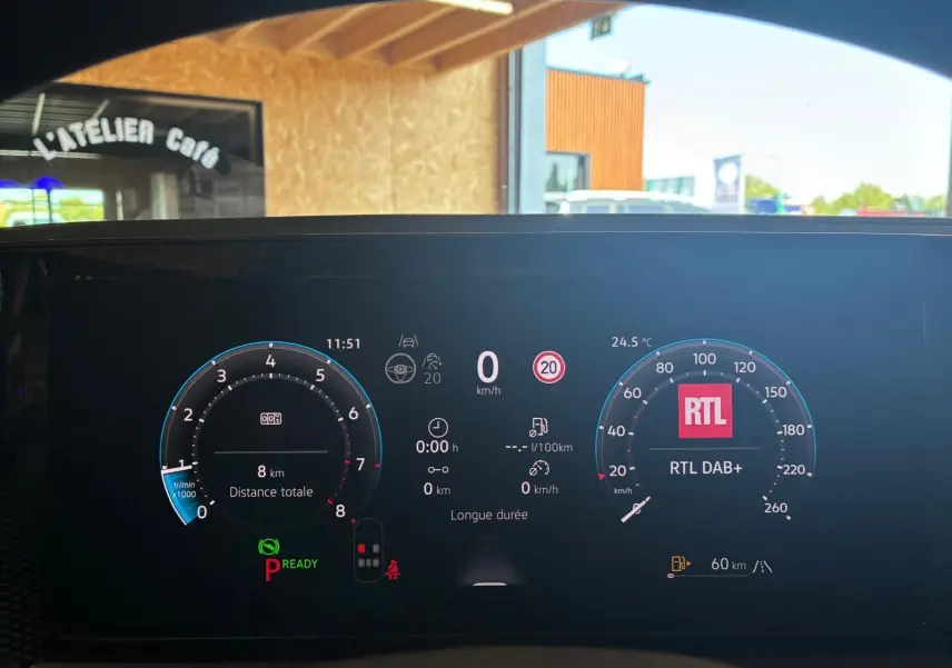 Affichage numérique du tableau de bord du Volkswagen Tiguan noir, vue frontale centrée sur les compteurs et indicateurs.