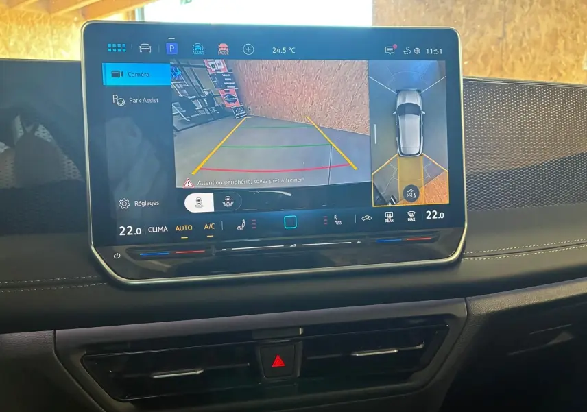 Écran tactile intérieur du Volkswagen Tiguan 1.5 TSI 130 DSG Life 30 Years affichant la caméra de recul et l'assistance au stationnement.