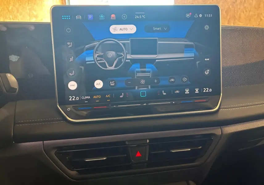Écran tactile central du Volkswagen Tiguan 2026 affichant les commandes de climatisation et de conduite, intérieur noir.
