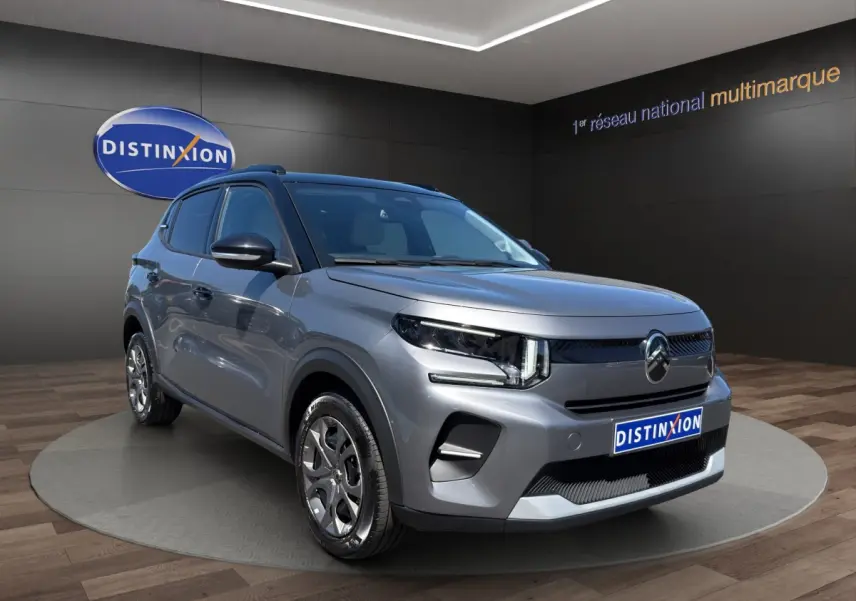 Citroën C3 hybride gris foncé vue 3/4 avant droit, avec phares LED et jantes alliage distinctives.