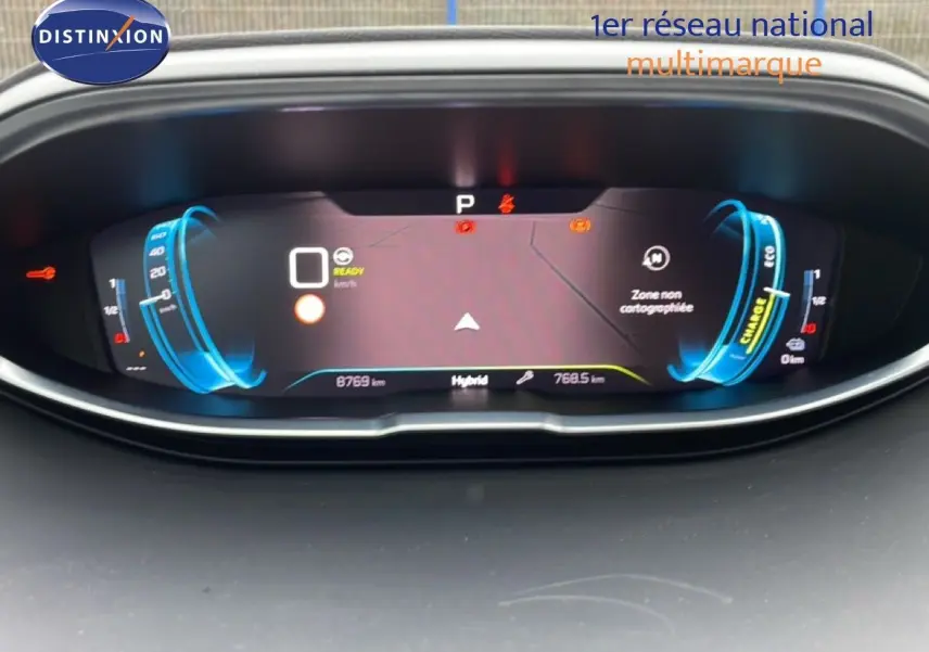 Vue rapprochée du tableau de bord numérique du Peugeot 3008 hybride rechargeable 2024 avec affichage moderne et lumineux.