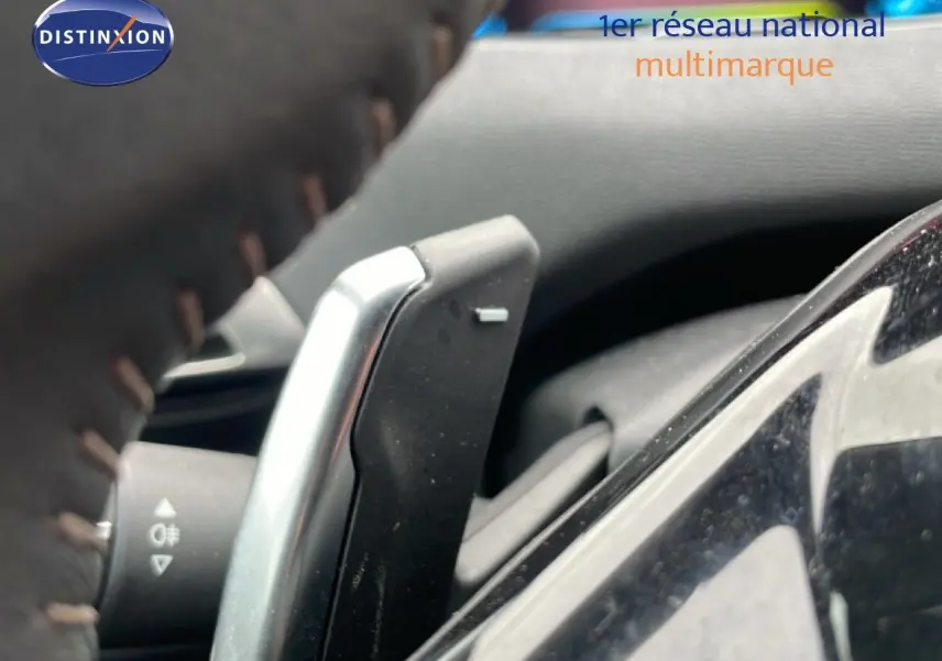 Gros plan sur la palette de changement de vitesse au volant du Peugeot 3008 gris Artense 2024 hybride rechargeable.