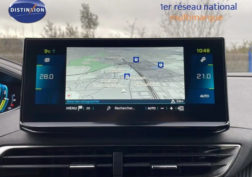 Écran tactile central du Peugeot 3008 gris Artense, affichant la navigation et la climatisation en intérieur.