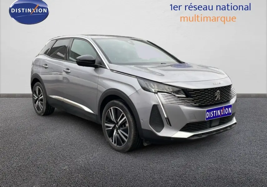 Peugeot 3008 hybride gris Artense métal en 3/4 avant droit, avec jantes alliage et calandre noire distinctive.