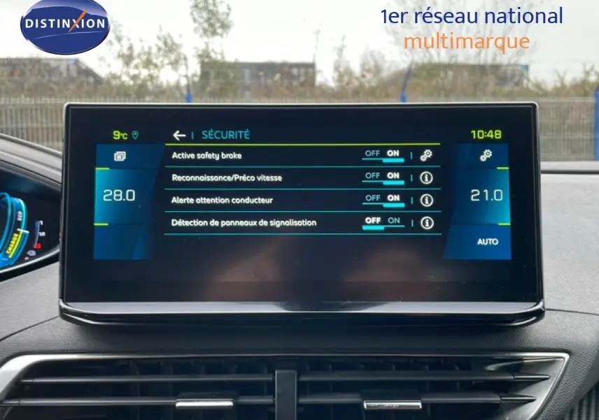 Vue intérieure centrée sur l'écran tactile du tableau de bord du Peugeot 3008 gris Artense, affichant les réglages de sécurité active.