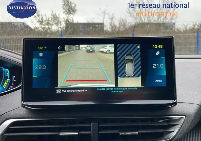 Vue intérieure du tableau de bord du Peugeot 3008 gris Artense, écran tactile affichant la caméra de recul et la température.