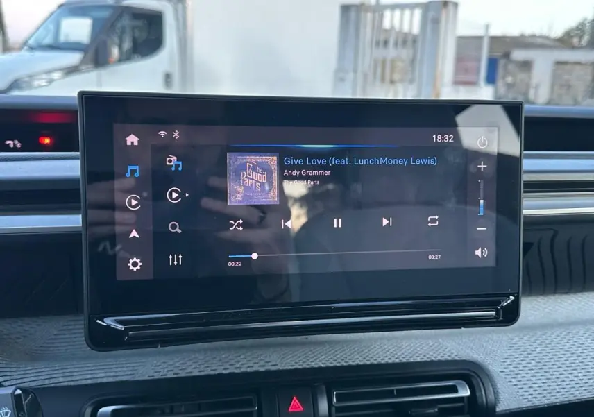 Écran tactile central de la Citroën C3 Turbo 100 ch, vue intérieure du tableau de bord avec interface multimédia affichée.