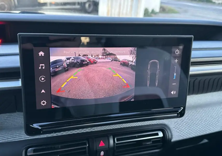 Écran central de la Citroën C3 Turbo 100 ch noir montrant la caméra de recul avec lignes de guidage colorées.