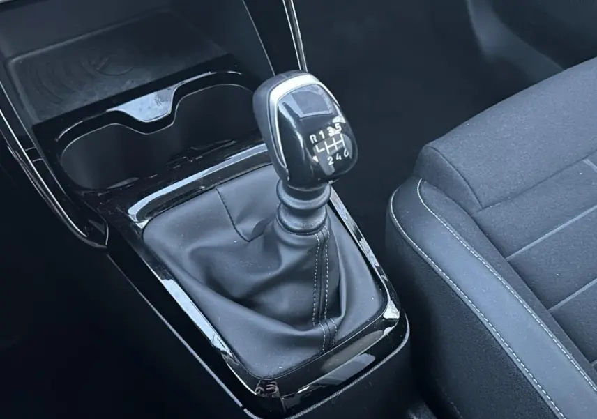 Gros plan sur le levier de vitesses manuel noir et la console centrale de la Citroën C3 Turbo 100 ch, intérieur tissu gris.