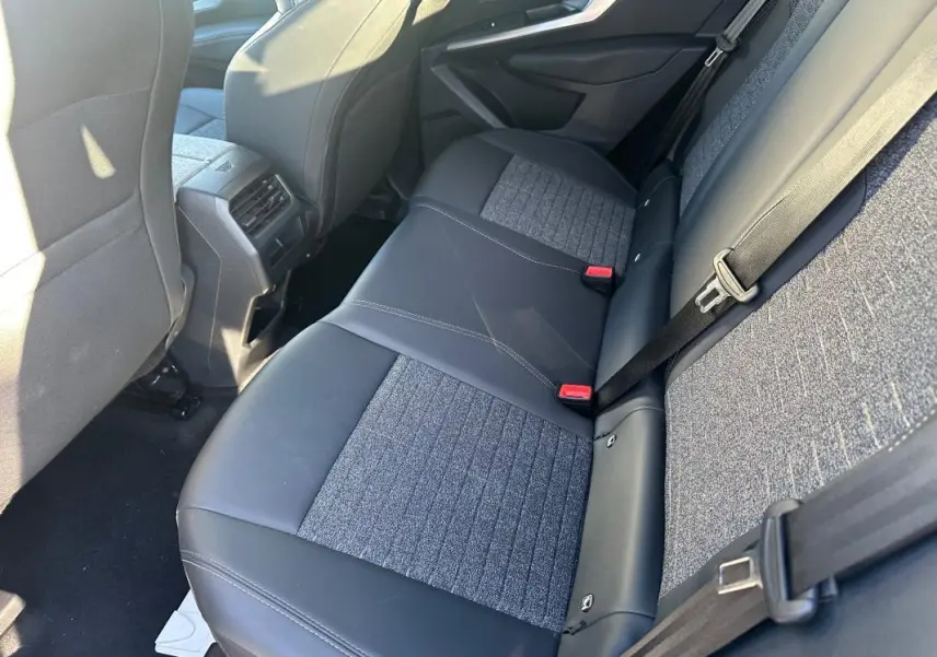 Vue intérieure côté droit des sièges arrière gris et noir du Peugeot 3008 Hybrid 145 e-DCS6 Allure 2025.