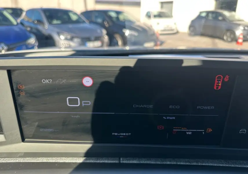 Affichage numérique du tableau de bord du Peugeot 3008 Hybrid blanc, montrant la vitesse à 0 km/h et les indicateurs d'énergie.