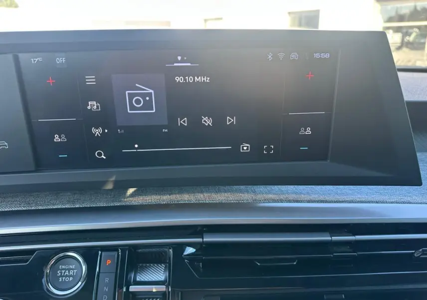 Vue rapprochée de l’écran tactile et de la console centrale du Peugeot 3008 Hybrid blanc, mettant en valeur le bouton start/stop.