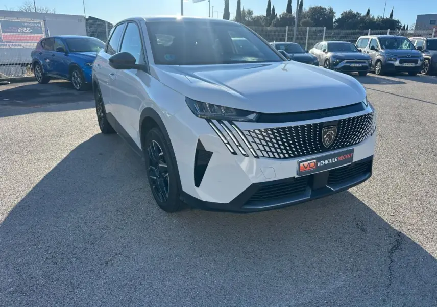 Peugeot 3008 Hybrid blanc en 3/4 avant droit, avec calandre distinctive et jantes alliage noires de 19 pouces.