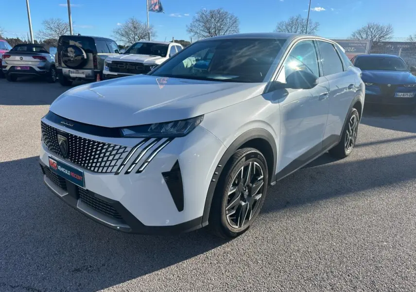 Peugeot 3008 Hybrid blanc en 3/4 avant droit, avec calandre distinctive et jantes alliage 19 pouces visibles.