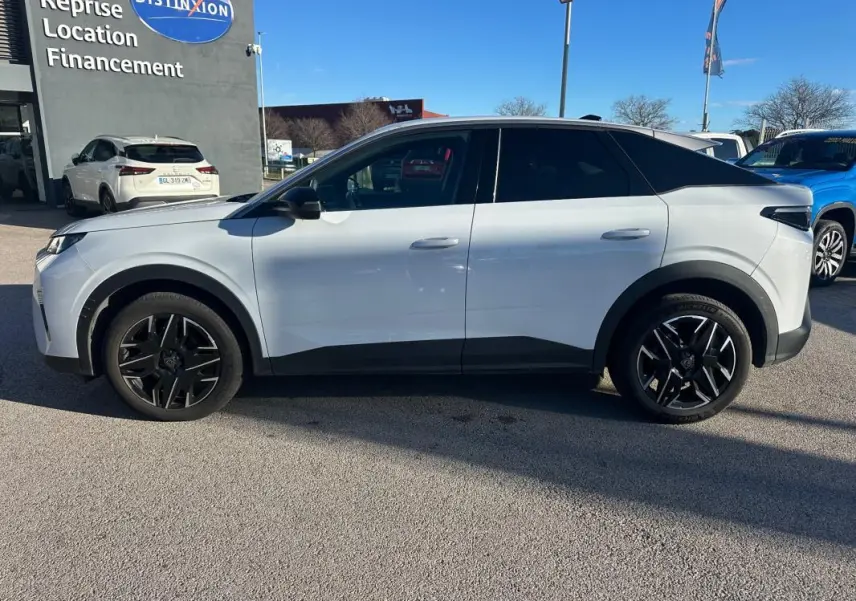 Peugeot 3008 Hybrid blanc vue de profil côté gauche, avec jantes alliage noires 19 pouces et toit noir contrasté.
