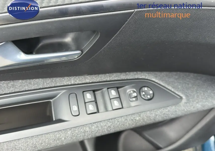 Détail des commandes de lève-vitres et rétroviseurs sur la porte côté conducteur d’un Peugeot 5008 bleu Celebes métal.