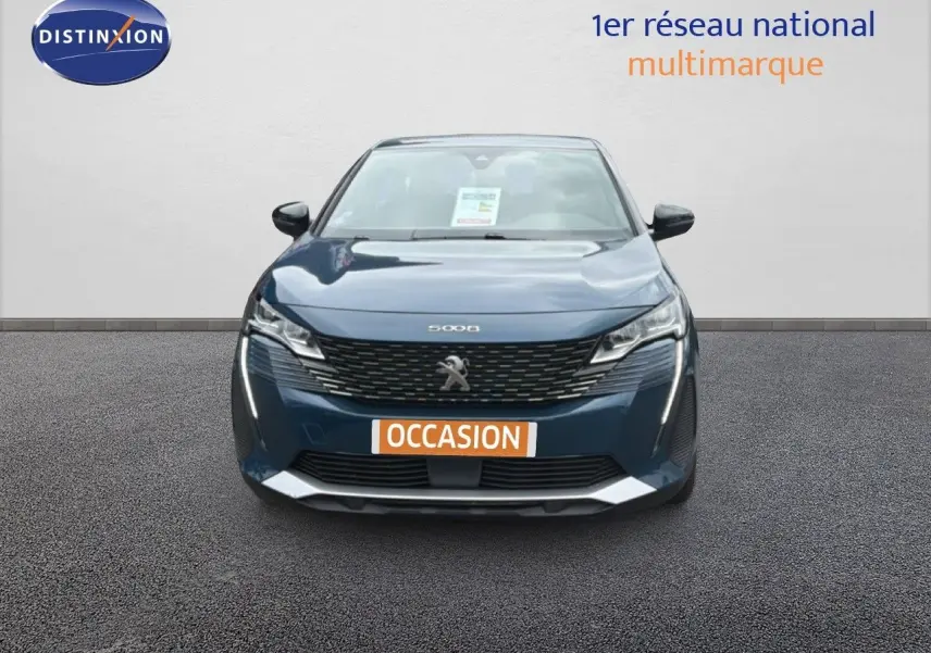 Vue frontale d'un Peugeot 5008 bleu Célèbes métal avec calandre noire et plaque "OCCASION" visible.