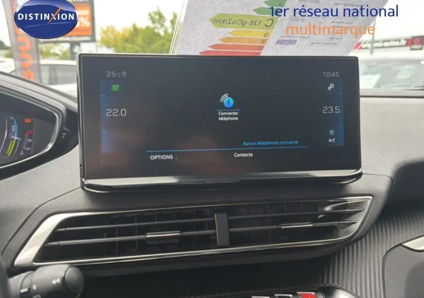 Vue intérieure centrée sur l'écran tactile du tableau de bord du Peugeot 5008 Hybrid bleu Célèbes métal 2024.